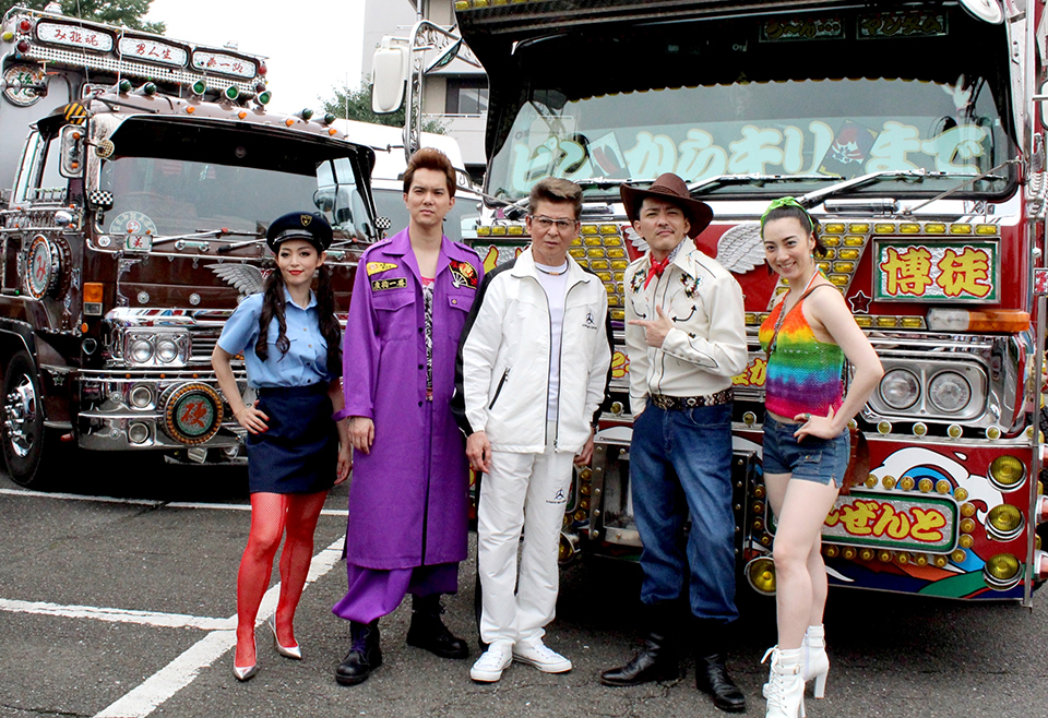 市役所駐車場にデコトラ集結！ 「新・デコトラの鷲」撮影 | 文化新聞