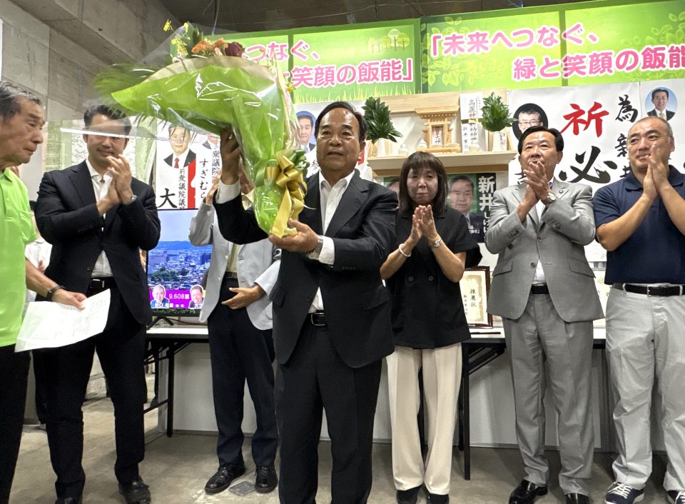 2選を果たし、花束を掲げる新井氏